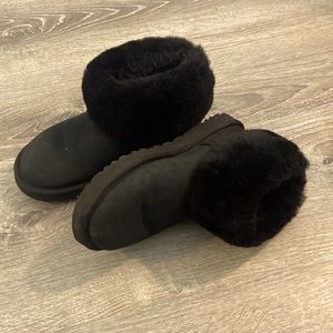 Black Ugg’s size 6